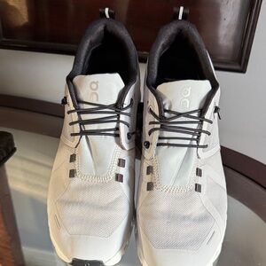 On Running Men's Gray and Black Athletic Shoes
On cloud New